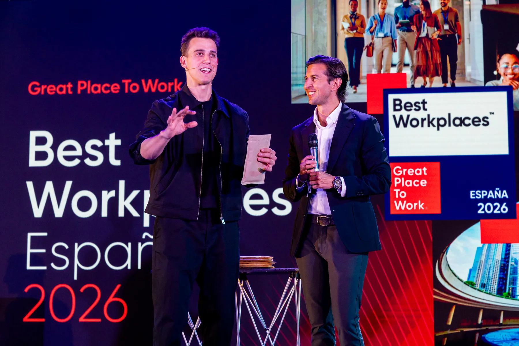 Fabio el Mago en el escenario de la gala Best Workplaces España 2026 junto a un directivo