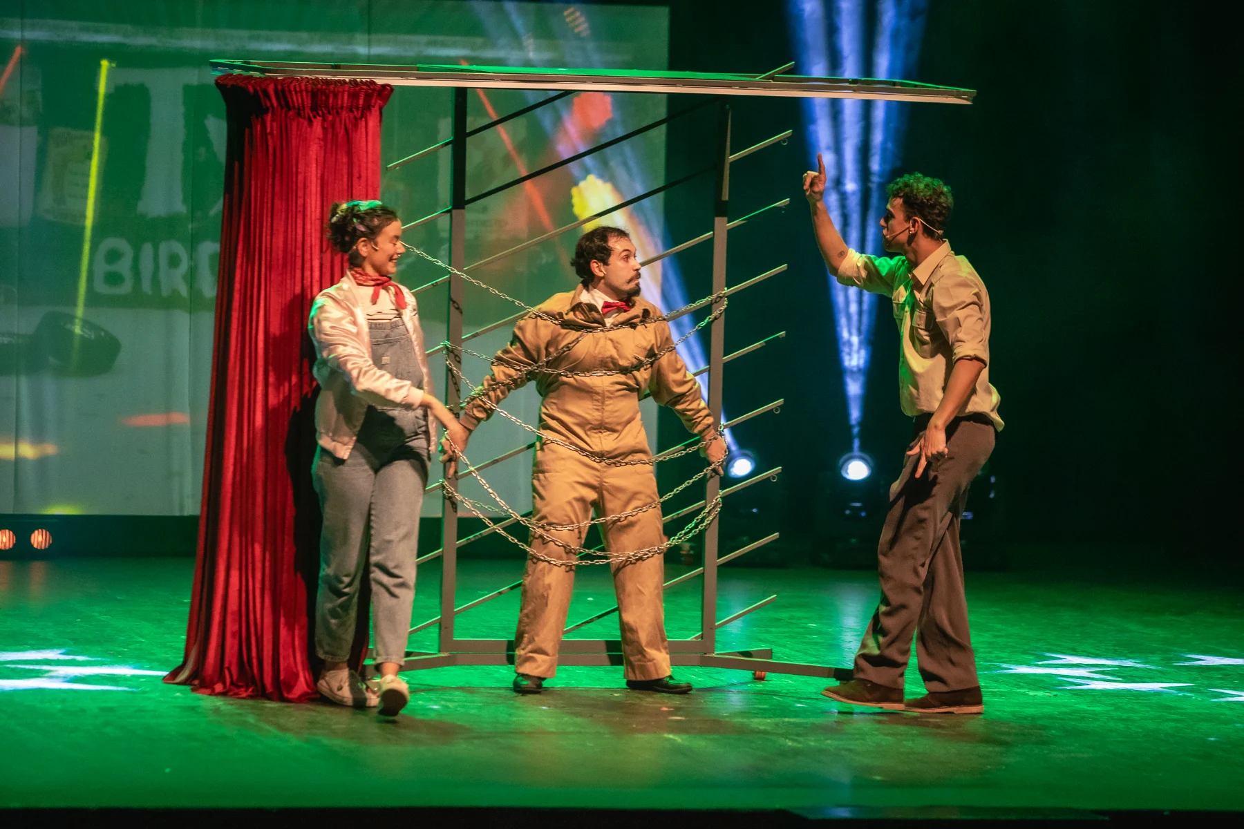 Número de escenario con tres personas en un teatro