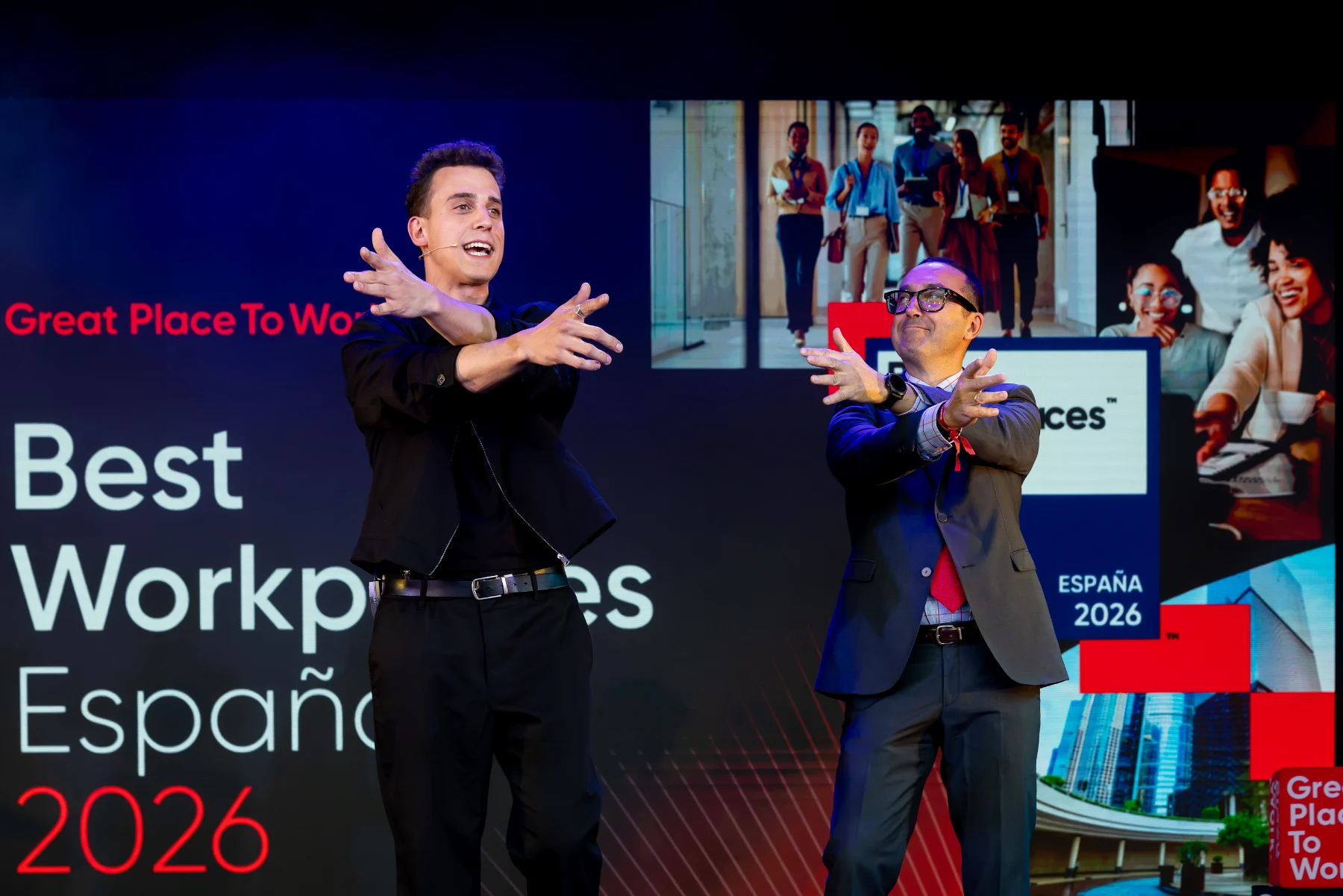 Fabio y un voluntario con los brazos cruzados en la gala Best Workplaces España 2026