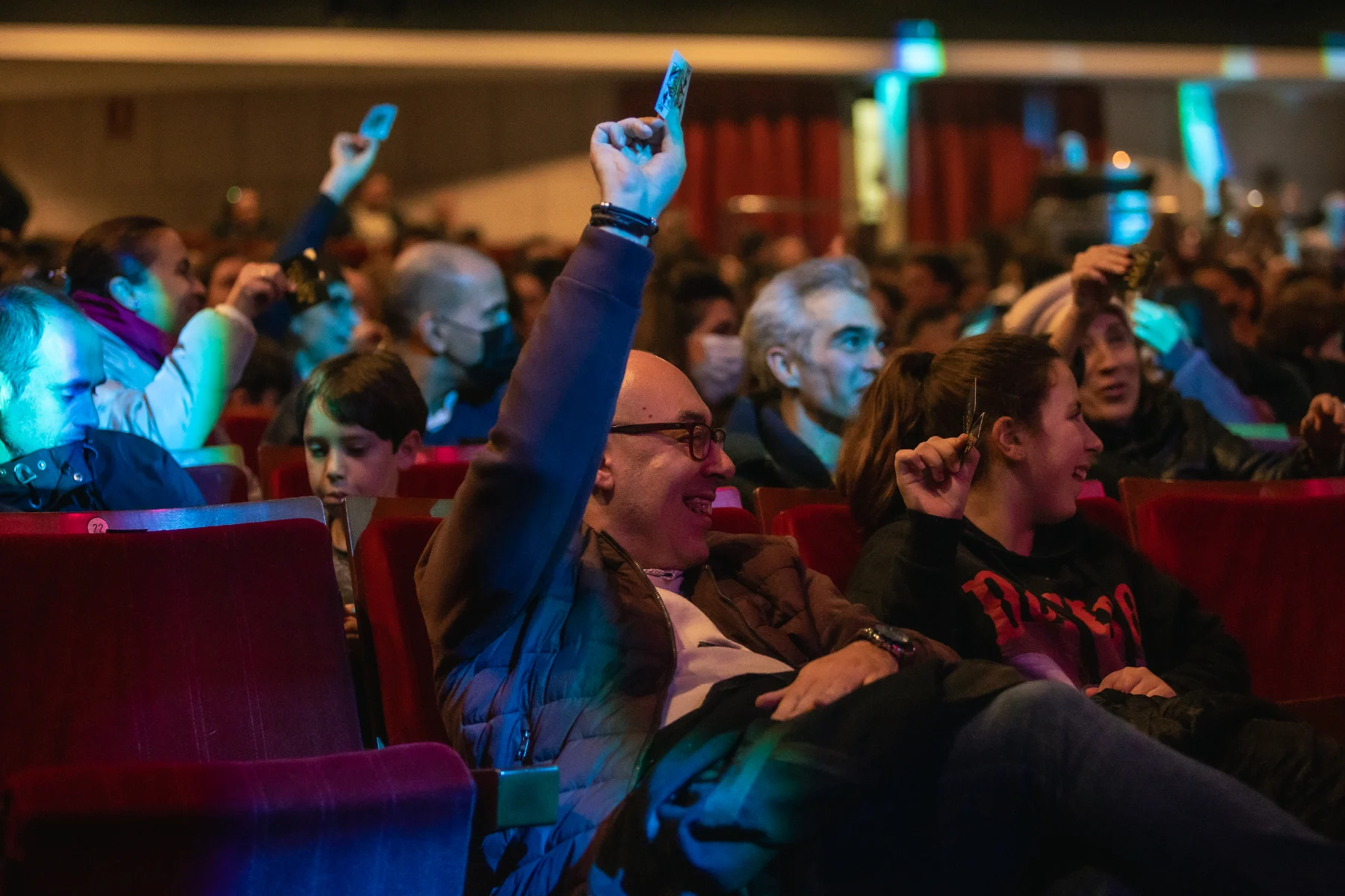 Público de un teatro participando en el espectáculo