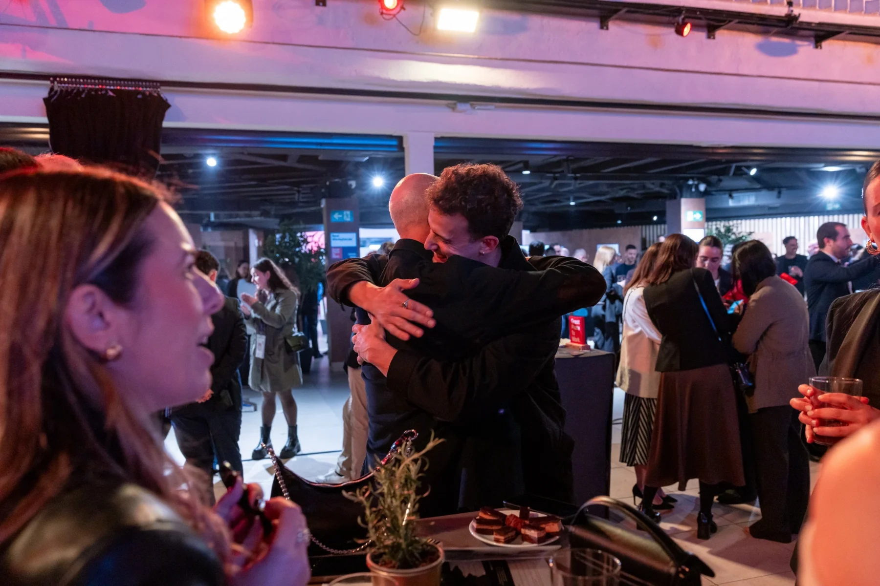 Un asistente abraza a Fabio tras un juego de mentalismo en un cóctel de empresa