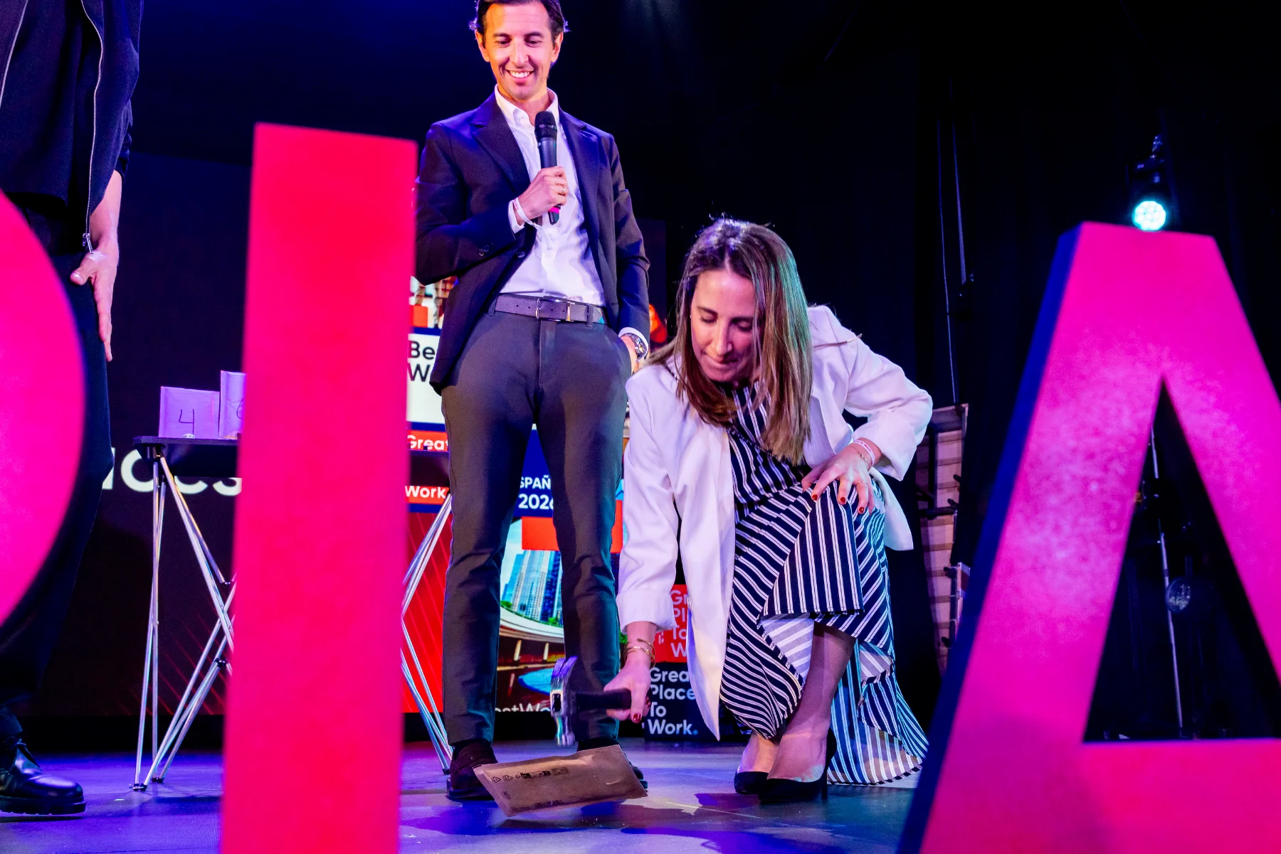 Voluntarios sobre el escenario en un evento de empresa