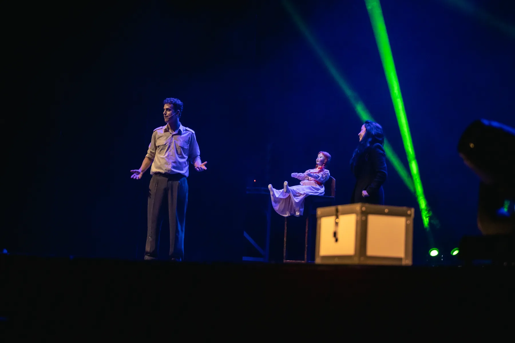 Fabio en escena junto a una muñeca y una espectadora