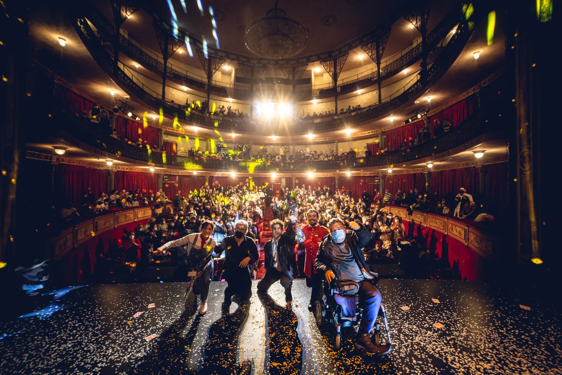 El equipo del espectáculo saluda desde el escenario con el teatro lleno